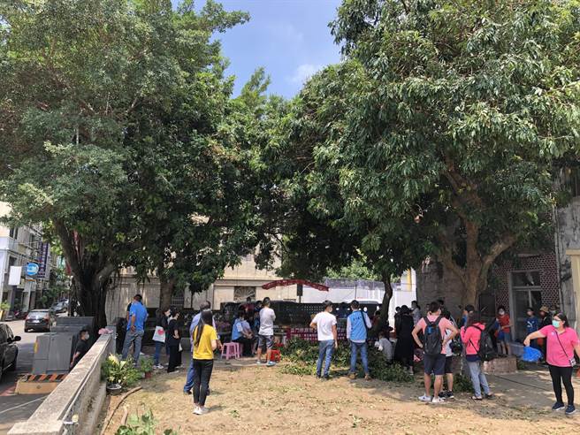 金门县身心障碍者家长协会旁1棵龙眼树结实累累，每年此时的义卖成为乡亲分享喜悦和奉献爱心的温馨活动。（李金生摄）