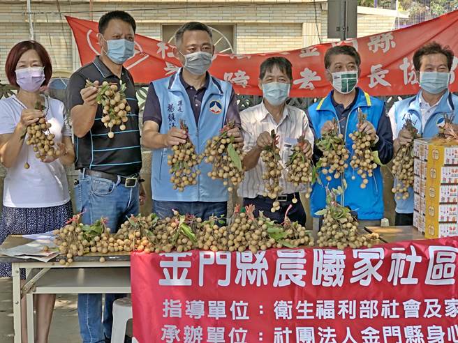 杨镇浯参加龙眼义卖活动，强调县府未来将结合各项资源来照顾弱势团体和家庭。（李金生摄）