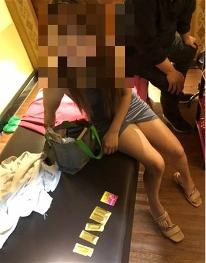 高市三民區九如二路1家美容坊暗中經營色情交易，警方直搗搜索，其中1名身穿一件式短洋裝的女服務生和嫖客從事性交易被警方查獲。（讀者提供／石秀華高雄傳真）