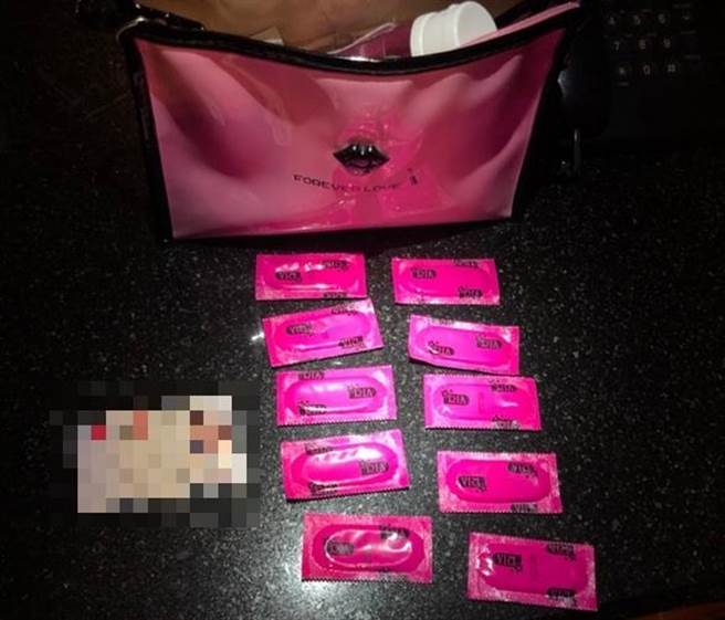 警方在從事色情交易的女服務生的皮包內搜獲多個保險套。（讀者提供／石秀華高雄傳真）