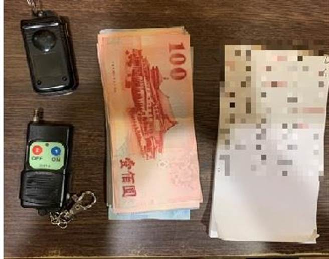 警方查扣店內的色情交易所得和遙控器。（讀者提供／石秀華高雄傳真）