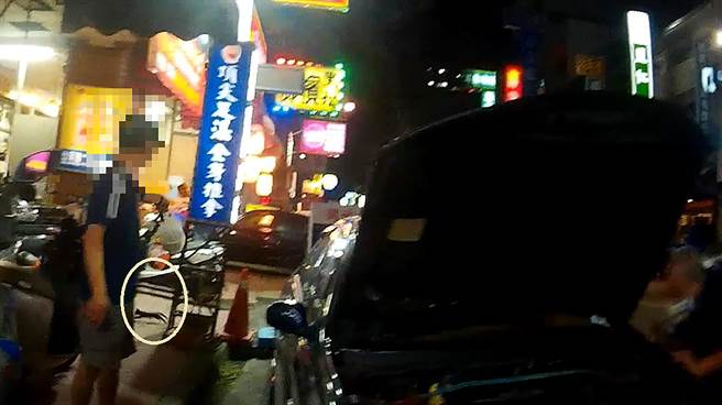 民眾发现一只猫咪受困路旁汽车引擎室内，雾峰分局国光派出所员警与民眾合作打开引擎盖时，一只削瘦的幼小黑猫，倏地从引擎室内窜出，一溜烟的就下到路旁。（雾峰分局／黄国峰台中传真）