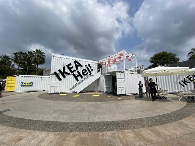北歐名牌家具IKEA貨櫃屋組合的行動商店，進駐嘉義市文化公園。（廖素慧攝）