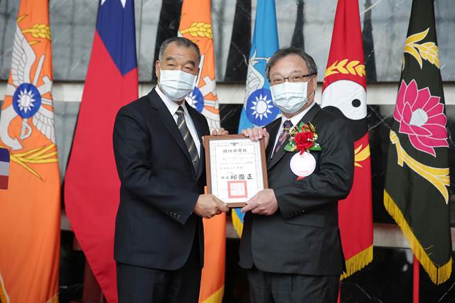 国防部长邱国正表扬敬军模范。（军闻社提供）