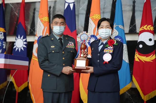 参谋总长陈宝余表扬全民国防教育杰出贡献奖团体。（军闻社提供）