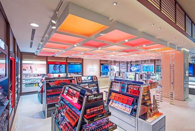 新光三越旗下「beauty STAGE美丽台」实体店，以「彩妆图书馆」为灵感打造专柜美妆品牌复合店。（新光三越提供）