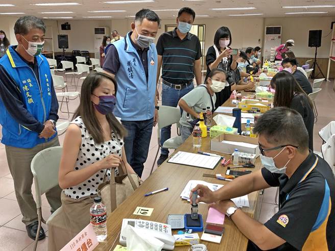 金门县府加码普发纾困金每人5000元，杨镇浯县长今天赴金湖镇公所视察现场申请作业。（李金生摄）