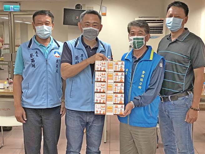 杨镇浯县长慰问现场作业人员的辛劳，金湖镇长陈文顾代表接受。（李金生摄）