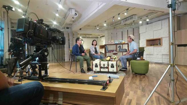 高雄市青年创业发展基金推出「110年度青创事业行销补助计画」，最高补助5万元。此为企业录制产品行销广告示意图。（高市青年局提供／柯宗纬高雄传真）