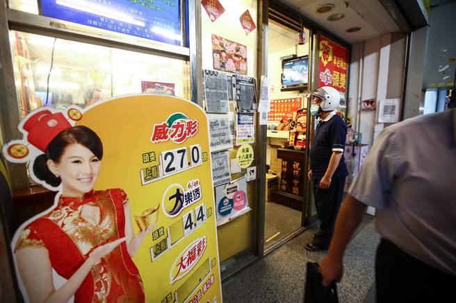上周威力彩头奖飙27亿，掀起全民买彩券热潮。（图／报系资料照）