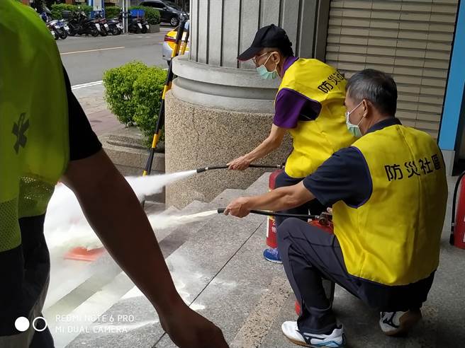 新北市永和区公所为提升民眾防灾意识，强化社区灾害防救应变能力，今（2）日上午在永和国父纪念馆办理福和里防灾社区演练。（永和区公所提供）