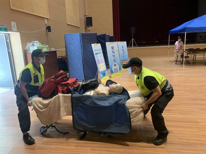 新北市永和区公所为提升民眾防灾意识，强化社区灾害防救应变能力，今（2）日上午在永和国父纪念馆办理福和里防灾社区演练。（永和区公所提供）