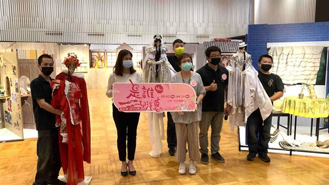 新光三越三多店2日举办「是谁切洋葱」展览，復刻7个关于「家」的感动故事。（柯宗纬摄）