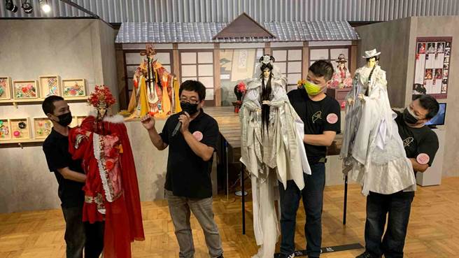 新光三越三多店2日举办「是谁切洋葱」展览，邀请三昧堂创业木偶团队操偶。（柯宗纬摄）
