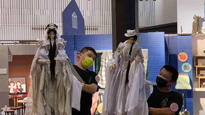 新光三越三多店2日举办「是谁切洋葱」展览，邀请三昧堂创业木偶团队操偶。（柯宗纬摄）