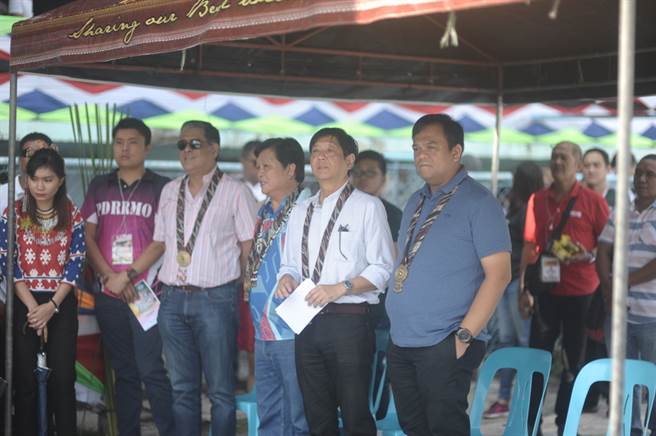 小马可仕（Bongbong Marcos）(右二)2016年曾参选副总统失利，以些微差距败给隶属反对阵营的罗贝多（Leni Robredo）。(图／shutterstock)