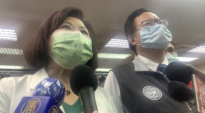 行政院劳动部部长许铭春强调，违规遭罚的移工将废止聘雇许可并限令出国，提醒雇主及仲介公司注意。（萧灵玺摄）