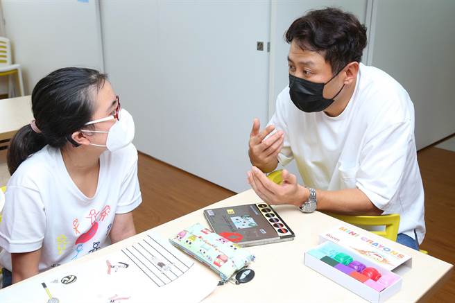 iloom怡伦家居台湾总经理咸喆又走访社福团体，呼吁社会对弱势孩童的重视。（iloom怡伦家居提供）