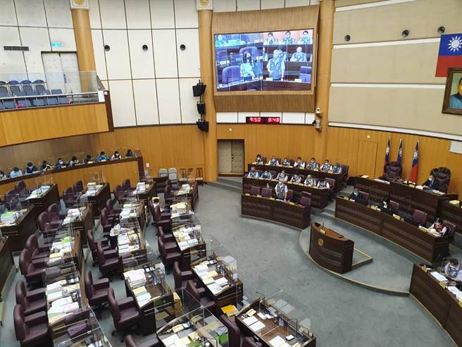 桃园市议会2日举行市府专案报告，聚焦振兴经济，市议员提出不同角度问题，但经发局回覆却是「复制贴上」的罐头式回应，惹火议员。（陈梦茹摄）