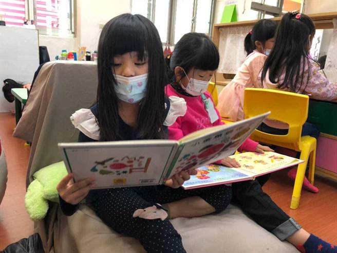 花莲市立儿童图书馆即日起开放，提供书籍消毒，让小朋友阅读更安心。（花莲市公所提供／王志伟花莲传真）