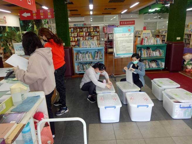 市公所为让阅读触角深入校园，扩大「书香宅急便」，将书籍打包成箱，送至国小、幼儿园传阅。（花莲市公所提供／王志伟花莲传真）