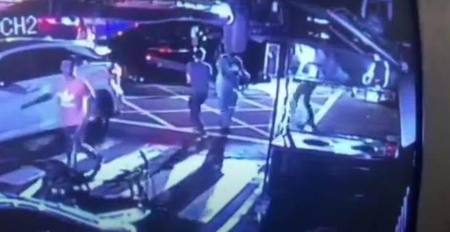 北市中华路深夜不平静，5人持刀追砍4人沿路「叫支援」还在街头上演飞车追逐。(翻摄自影片)
