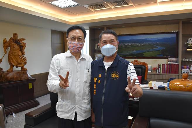 参选国民党主席的前彰化县长卓伯源2日拜访国民党苗栗县党部主委锺东锦。（谢明俊摄）