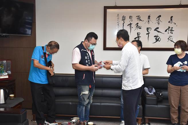 卓伯源2日赴苗栗向党员拜票。（谢明俊摄）