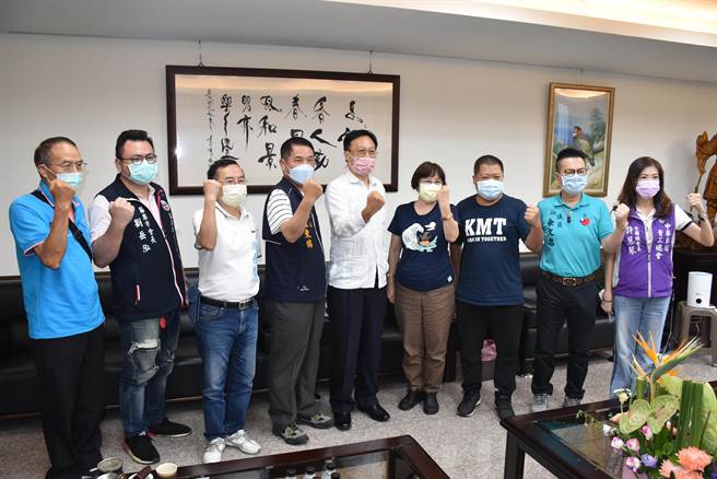 参选国民党主席的前彰化县长卓伯源2日拜访国民党苗栗县党部主委锺东锦，以及多名青工总会干部、党代表候选人。（谢明俊摄）