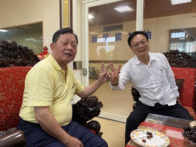 参选国民党主席的前彰化县长卓伯源2日拜访前苗栗县长刘政鸿。（谢明俊摄）