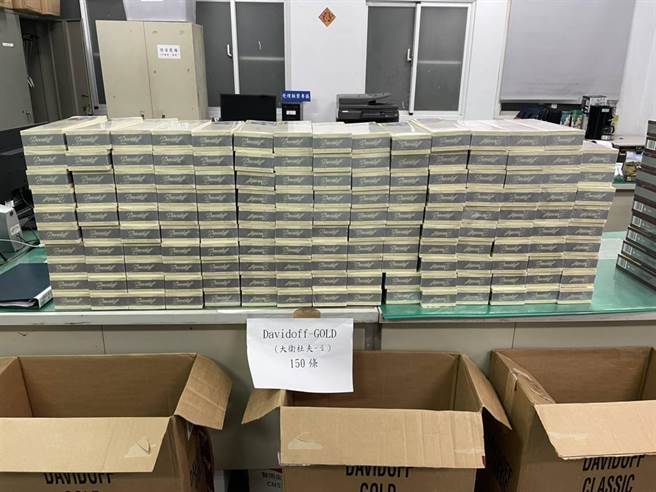 台中港务警察总队在管制站查获走私香菸案。（台中港务警察总队提供／陈淑娥台中传真）