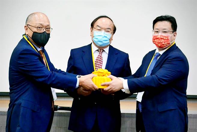 造纸公会1日举行第29届首次会员代表大会，完成理事监事全面改选，左起为接任理事长的华纸董事长黄鲲雄，续任监事召集人的正隆总经理张清标，以及卸任后转任荣誉理事长的永丰实董事长何奕达。（造纸公会提供）