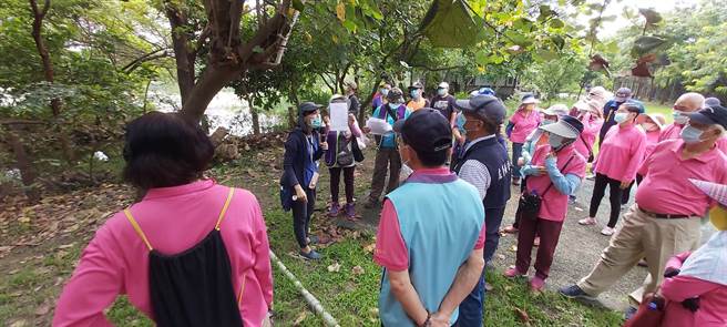 左营区公所与卫生所人员2日参加预防登革热活动，以走动式讲解，并请洲仔溼地志工每日巡查并做纪录。（左营区公所提供／林瑞益高雄传真）