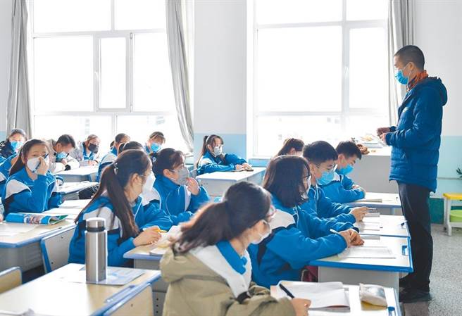 陸開學 《習思想讀本》必修。圖為陸某中學老師授課情形。（新華社）