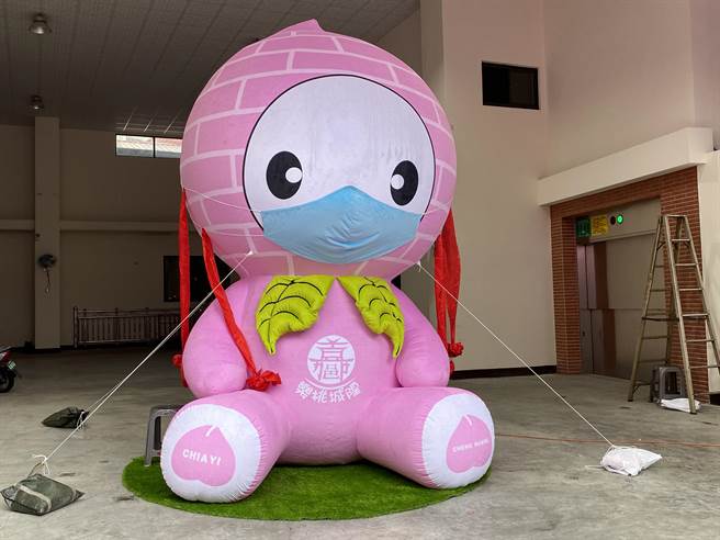 嘉义城隍庙推出代表嘉义桃城好幸福的超大「乐桃娃娃」吉祥物，民眾讚许好疗癒。（廖素慧摄）