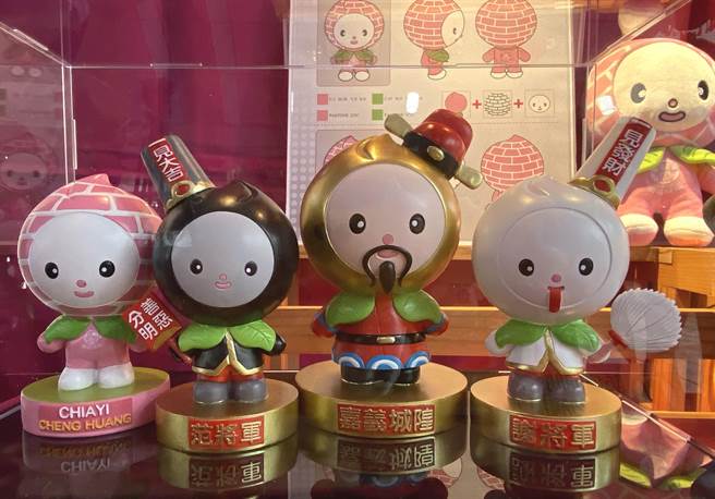 嘉义城隍庙推出Q版「城隍爷」、「范、谢将军」及「小乐桃」人型布偶文创品。（廖素慧摄）