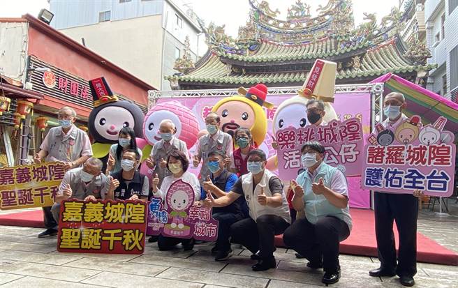 嘉义城隍庙推出「乐桃城隍」活力公仔拚文化观光。（廖素慧摄）