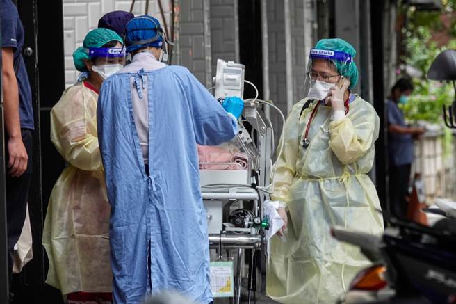 AZ混打莫德纳疫苗对象扩大到所有一类对象，包括第一线医疗机构、基层诊所及药局等，第二剂都可混打莫德纳疫苗。(黄子明摄)