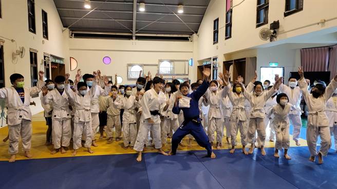 杨勇纬及林真豪2日返回台中市后里国小母校，与学弟妹分享奥运之路。（后里国小提供／陈淑娥台中传真）