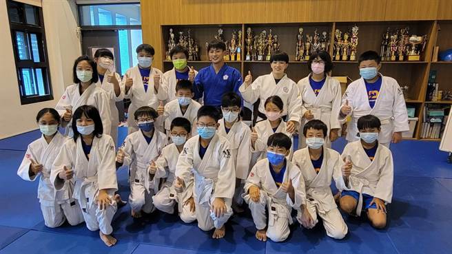 杨勇纬及林真豪2日返回台中市后里国小母校，与学弟妹分享奥运之路。（后里国小提供／陈淑娥台中传真）