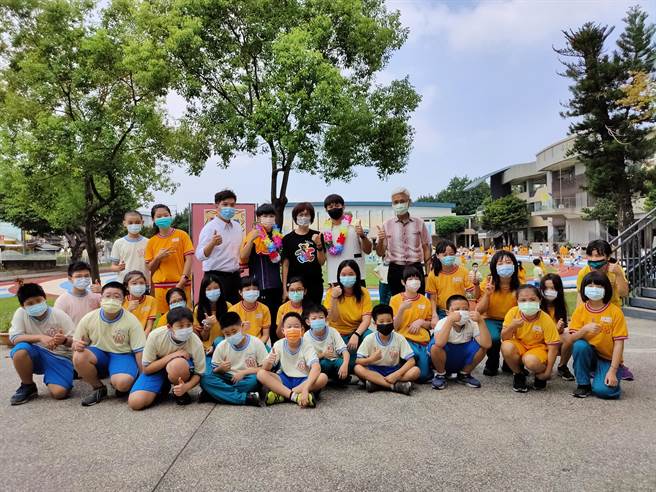 杨勇纬及林真豪2日返回台中市后里国小母校，与学弟妹分享奥运之路。（后里国小提供／陈淑娥台中传真）