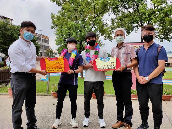 学校致赠体育班制服给杨勇纬及林真豪留念，象徵两人柔道的起点从后里国小开始。（后里国小提供／陈淑娥台中传真）