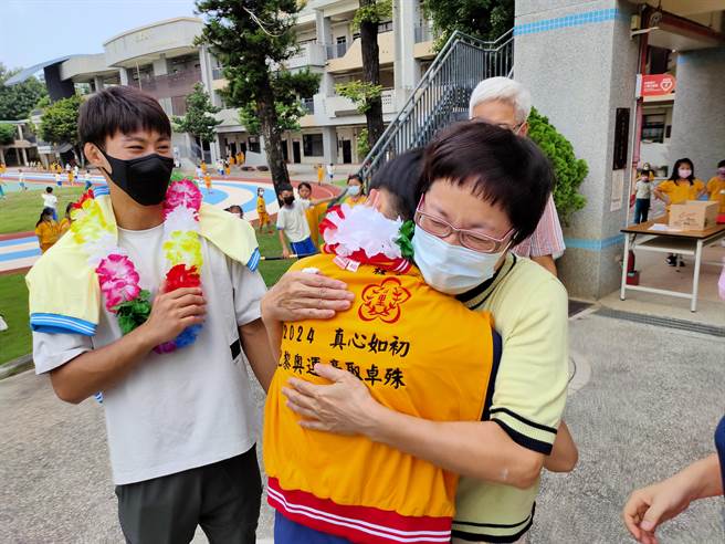 杨勇纬及林真豪2日返回台中市后里国小母校，与老师热情相拥。（后里国小提供／陈淑娥台中传真）