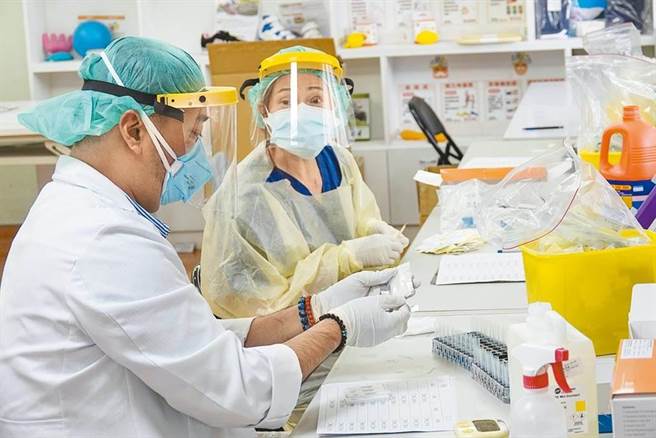 国民党台北市议员徐巧芯质疑，教育局发给学校的公文，明明标注可到北市7家医院做免费PCR筛检，却出现教师屡屡碰壁的情况。图为国内PCR检测示意图。（资料照）