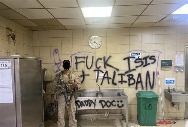美军在基地的厨房墙上，给IS与塔利班留言。(图/task and purpose)