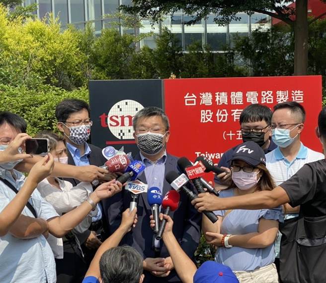 立法院副院長蔡其昌（中）2日上午到台積電參訪，感謝對於防疫的貢獻。（張妍溱攝）