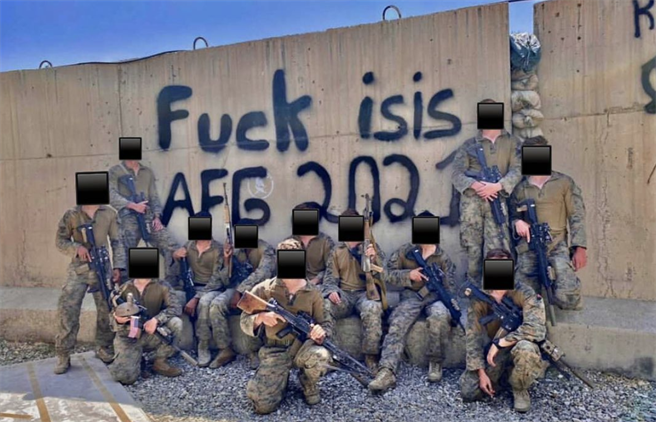 陆战队要撤离前，在问候ISIS的涂鸦墙前合影。(图/task and purpose)