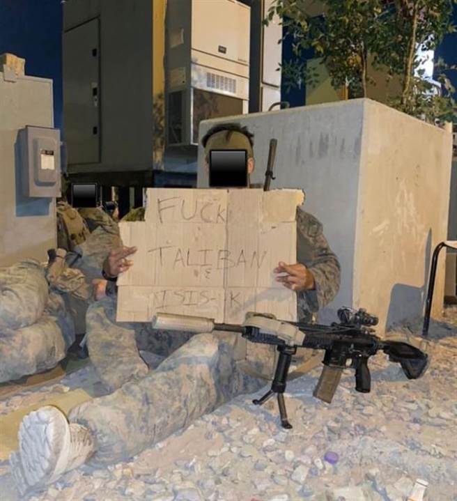 一名士兵拿着纸板给塔利班留言。(图/task and purpose)