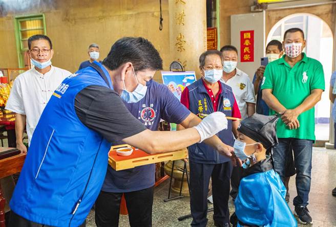 云林县口湖乡下崙福安宫举办「开笔礼」，为国小新生开启智慧与品德。（下崙福安宫提供／张朝欣云林传真）