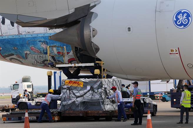 原本货物在卢森堡启运时绑有「復必泰」布条，在货物出舱前，已经以掩人耳目的方式，技巧性「处理」掉了。（陈麒全摄）